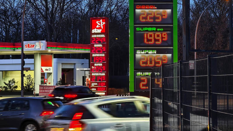 Dávka pro každého řidiče? Němci zvažují jednorázový příspěvek v boji s drahými palivy