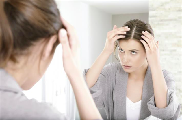Když pokožka hlavy volá o pomoc. Poradíme, jak na lupy či seboreu