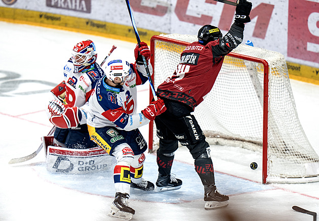 ONLINE: Sparta - Pardubice 3:2. Domácí zpět ve vedení, trefil se Chlapík