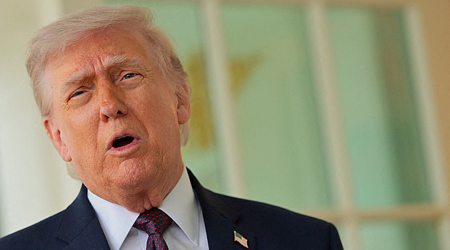 Je to stratég, ví, co dělá. Věrní stoupenci Trumpa odmítají, že je blázen