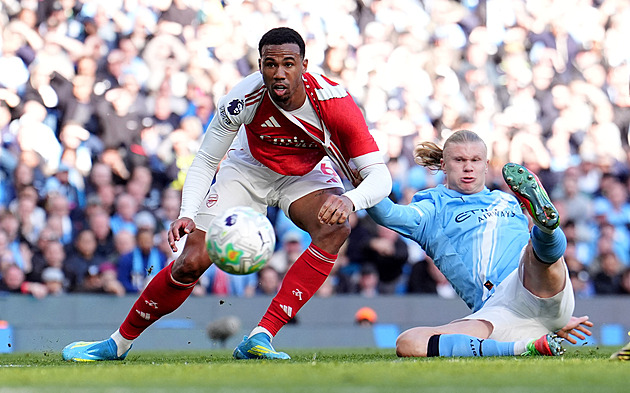 City zvládlo šlágr s Arsenalem a zamotává boj o titul. Liverpool slaví v derby