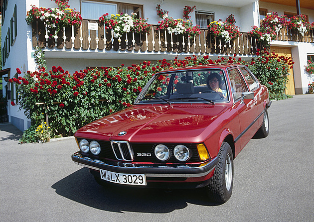 První trojka od BMW stále zaujme. Je jako padesátnice, za níž se leckdo ohlédne