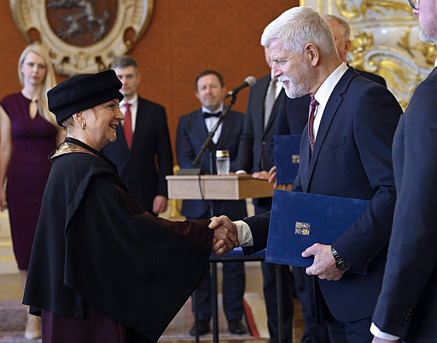 Návrh na odvolání po 82 dnech. Rektorka se znelíbila i kvůli ukrajinské vlajce