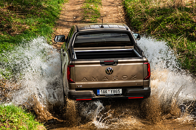 Všeuměl s toulavýma holínkama. Amarok je drsňák do terénu i švihák do města