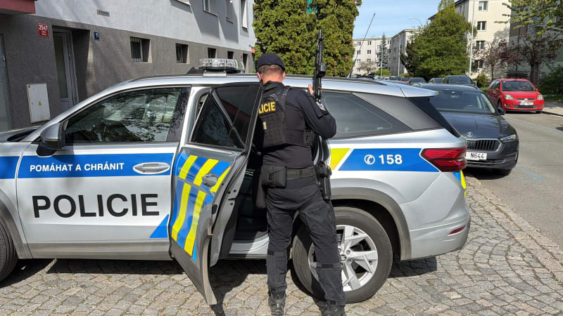 Muž v Jablonci vyhrožoval napadením. Zásahová jednotka ho zadržela, policie evakuovala okolí