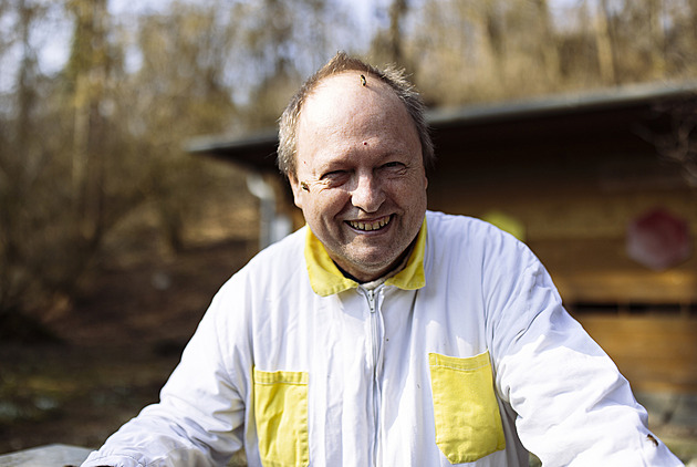 Bez včel bychom přežili, ale z krajiny by vymizelo vše pestré i ovoce, říká včelmistr