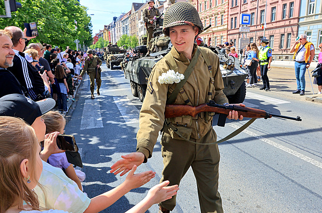 OBRAZEM: Šeřík, americké vlajky a Convoy of Liberty. Plzeň slaví konec války