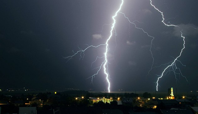 Polovinu Česka zasáhnou silné bouře. Hrozí přívalové deště i rozvodnění řek