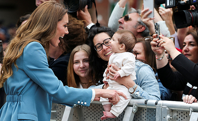 Princezna Kate promluvila a děti žasly. Fotografie z první cesty po nemoci