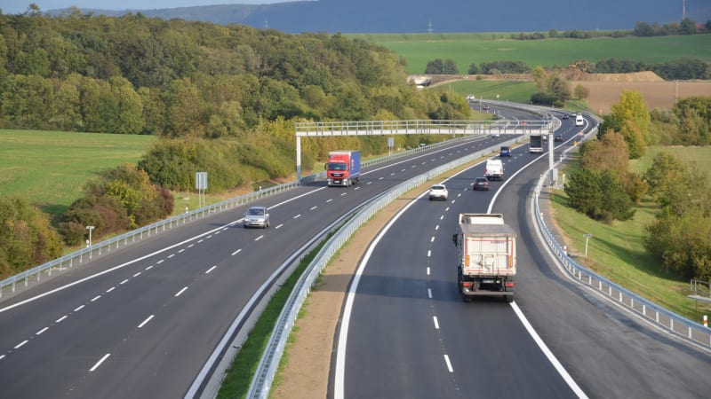 Evropská unie chce zpřísnit STK. Došlápnout si hodlá i na svolávací akce a elektromobily