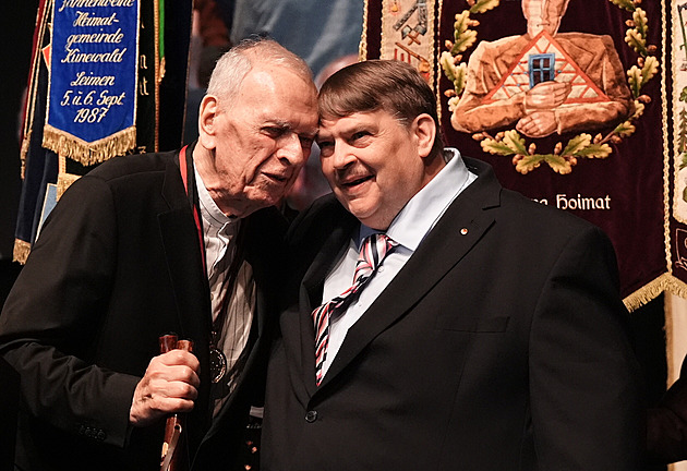 Výjimečný moment, řekl na sudetském sjezdu bavorský premiér. Ocenili Uhdeho
