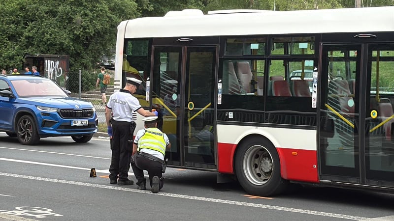 Tragická nehoda v Otrokovicích: Autobus srazil na přechodu dva chodce, jeden zemřel 
