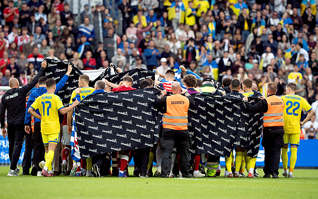 Eriksena mají brzy pustit z nemocnice. Daří se mu dobře a je s rodinou, říká doktor