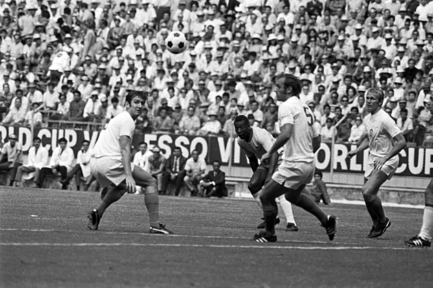 Půvabné historky mexické: Šansoniér Pelé, tajná zbraň v bikinách a terno pro manžela