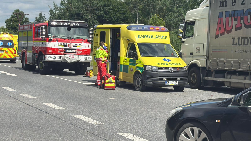 Srážka aut na Královéhradecku: Několik zraněných, spěchal k nim vrtulník