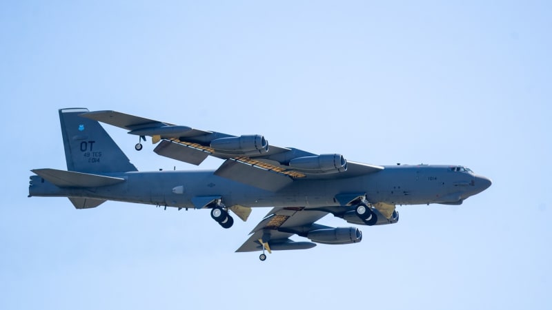 V Kalifornii se zřítil americký strategický bombardér B-52. Zahynulo všech osm členů posádky