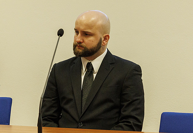 Pořezal generála nožem. Voják u soudu přiznal vinu, vyvázl s podmínkou