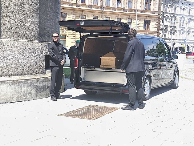 Lidé se loučí se Zdeňkou Mašínovou. Bratr Josef na pohřeb kvůli své zásadě nedorazí