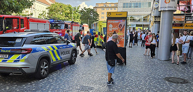 Část metra B dvě hodiny stála. Na Andělu srazila souprava muže, na místě zemřel