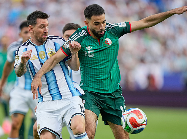 MS ve fotbale 2026 ONLINE: Alžírsko si stěžuje na sudího, že nevyloučil Messiho