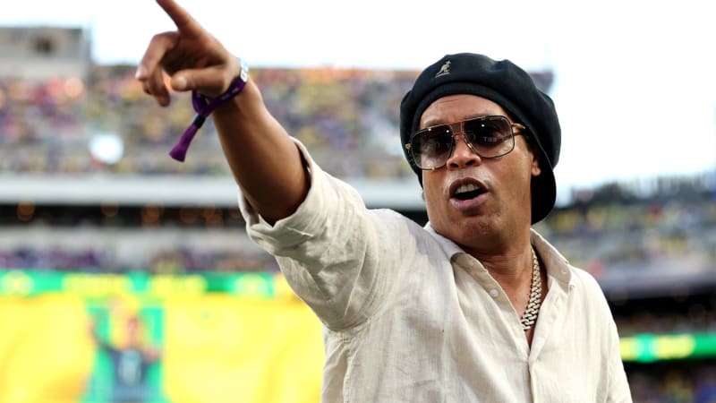 Nové barvy, stejný smích. Fenomenální Ronaldinho se vrací k fotbalu, bude hrát v Itálii
