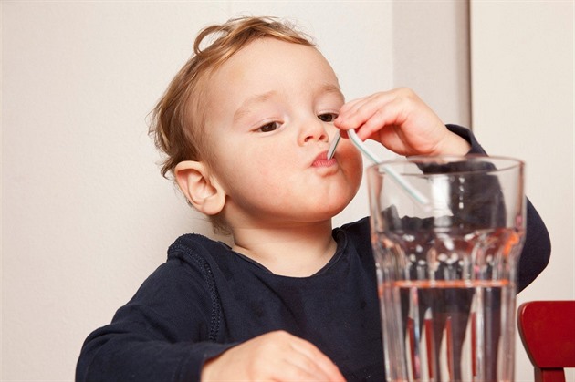 Proč čistá voda v horku někdy nestačí: Co pít v létě pro lepší hydrataci
