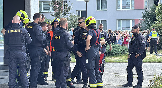 Manévry a evakuace na úřadu práce v Praze 4. Policie prověřuje nahlášení bomby