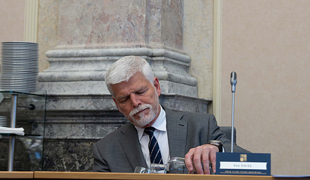 Msta prezidentovi? Pavel by na summit mohl letět bez poradců