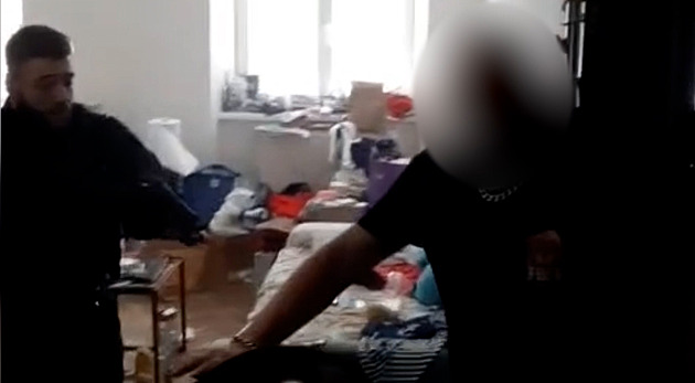 Dva úlovky v jeden den. Pražští policisté dopadli muže z celostátního pátrání