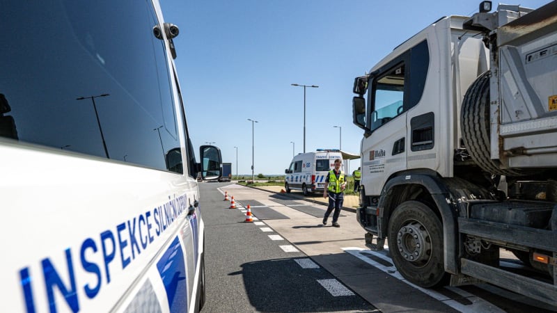Nehody se nevyhýbají ani odpočívadlům. Expert radí, jak bezpečně na dlouhou cestu