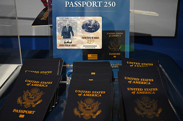 Bílý dům se pochlubil „vlasteneckým“ pasem k výročí USA. Nese podobiznu Trumpa