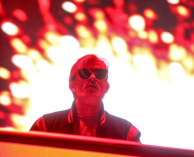 V 50 letech náhle zemřel francouzský DJ Kavinsky. Nedávno zazářil na Colours