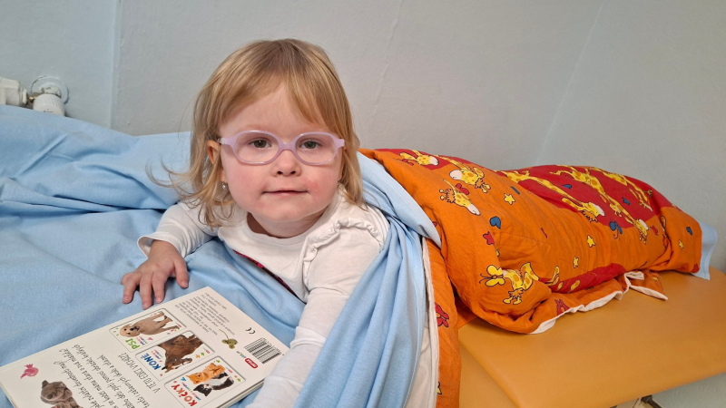 Malá Viktorka bojuje se vzácným onemocněním. Rodina prosí o pomoc s koupí bezpečnějšího auta