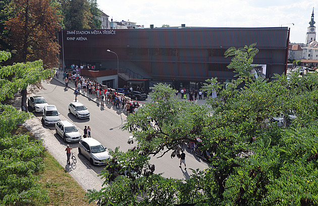 Třebíč má moderní zimní stadion, vyprodaná hala tleskala i mistrům světa