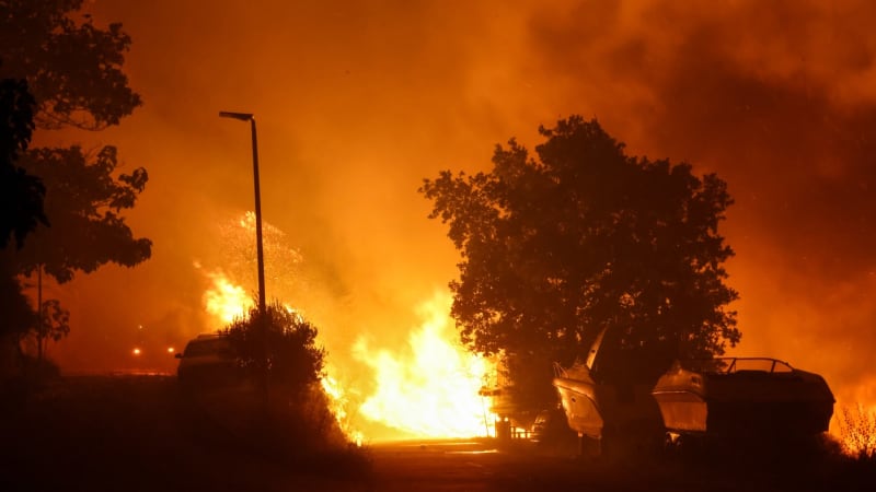 Další velký požár v Chorvatsku: Oheň zuřil na ostrově u Zadaru, hasiče vezl speciální trajekt