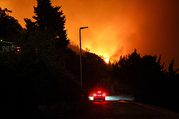 V Chorvatsku vypukl další rozsáhlý požár, hasiči se na ostrov přesunuli trajektem