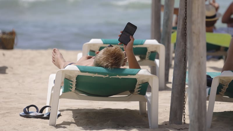 Na cestovatele čekal po návratu z dovolené šok. Účet za telefon se vyšplhal na miliony