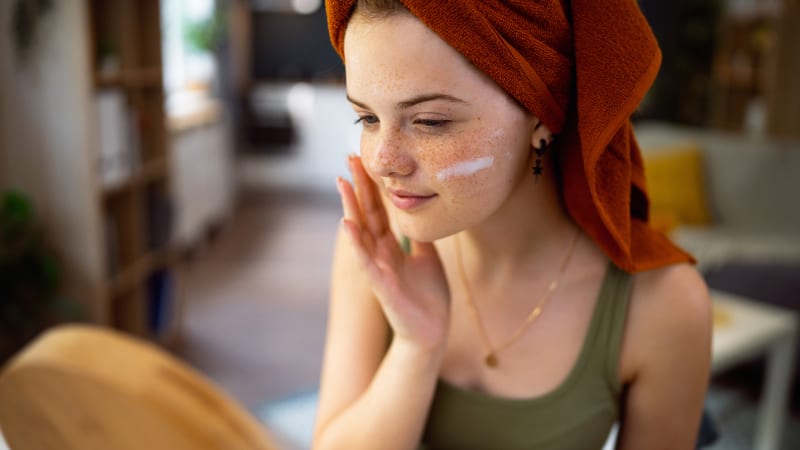 Retinol i kyseliny. Náctileté dívky podléhají kosmetickým trendům, pleť si mohou poškodit