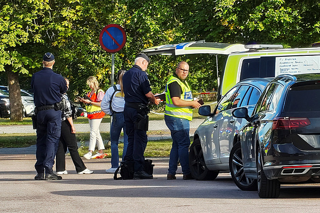 Útočník s mečem zranil na švédské škole několik lidí, policie ho postřelila a zadržela
